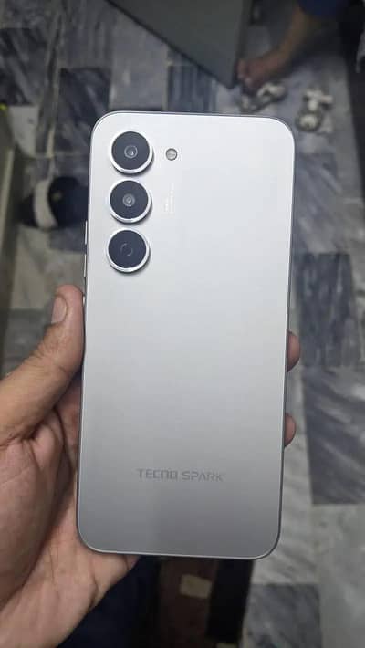 Tecno Spark 40 Pro    8+8. //256. GB