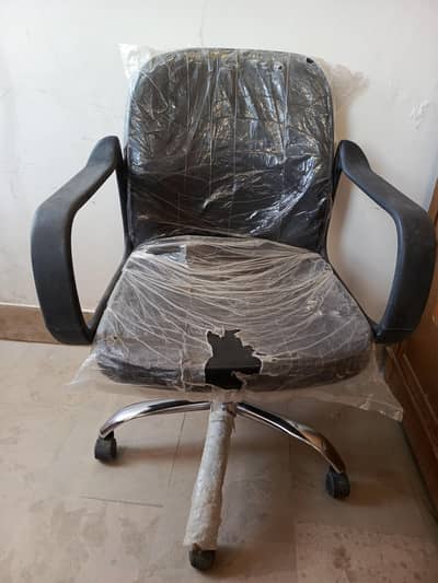 Comfortable Executive Office Chair – Chrome Base