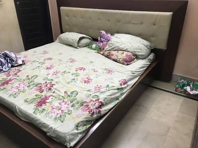 Bed, wardrobe & dressing table