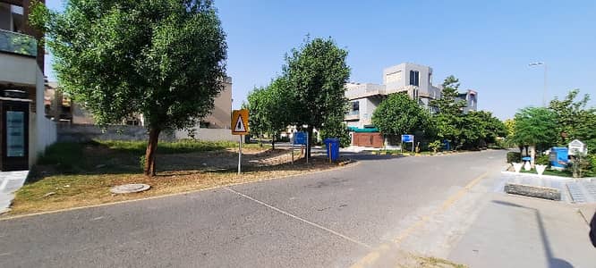 11 Marla Ideal Location Corner Plot at Bahria Nasheman