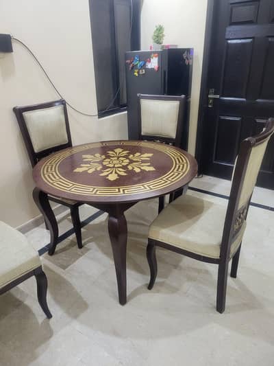 slightly used dining table for sale in excellent condition