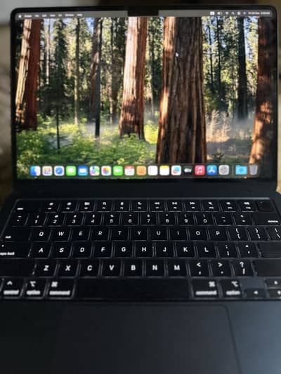 MacBook Air M4 2025 Midnight Color slightly used