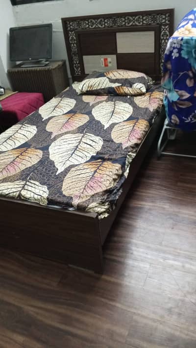 Single bed without matress