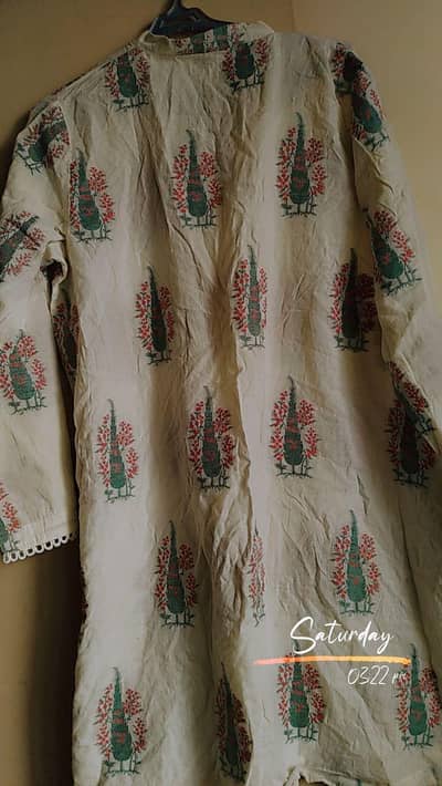 ya preloved khaadi ki orignal kurtie hy stuff lawn