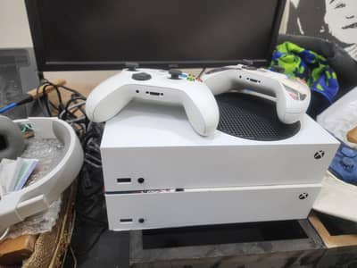 xbox series s  ( 2 consoles available )