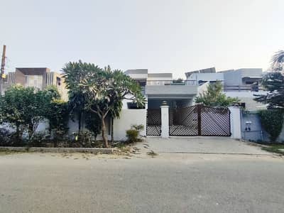 01-Kanal 4-Bedroom's Renovated House Available For Rent in Askari-9 Lahore Cantt.