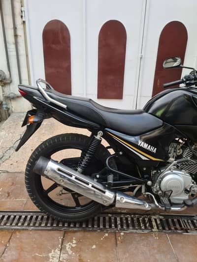 ybr 2023 black - 1st Owner -  Lahore Registered - Documents Clear