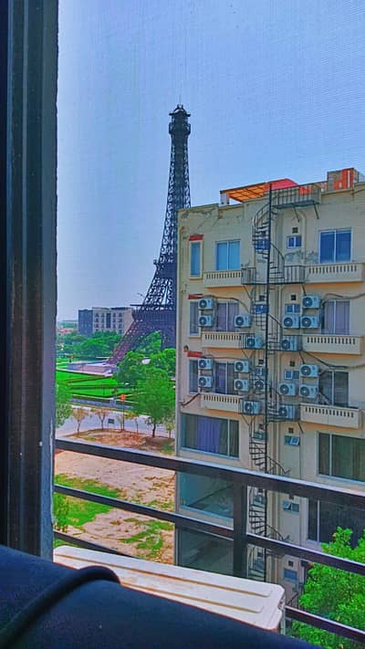 Fully furnish apartment for rent pr day weekly available bahria Town lahore sector E