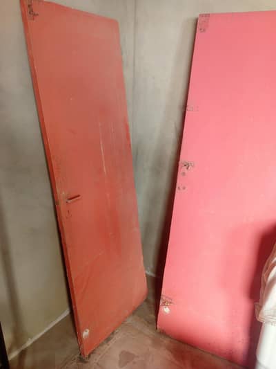 2 wash room door  and 1 selai masheen table for sale