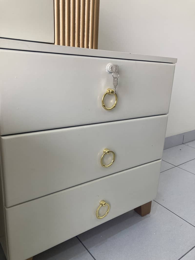 Dessing Table/Vanity 1