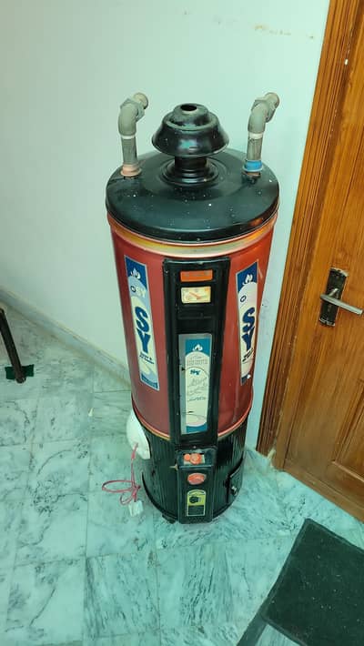 GAS+Electric 35 Gallon Water Geyser 9/10 Condition
