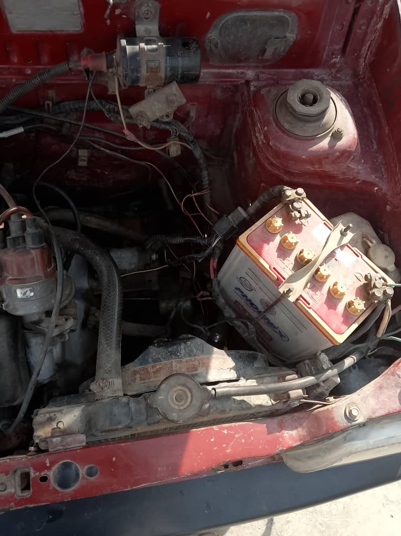 السلام علیکم گاڑی بھائی فار سیل ہے اندر باہر سے رنگ ہوئی ہوئی ہے 0