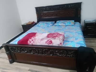 Complete bed set +6 chairs dining table +1 sathi