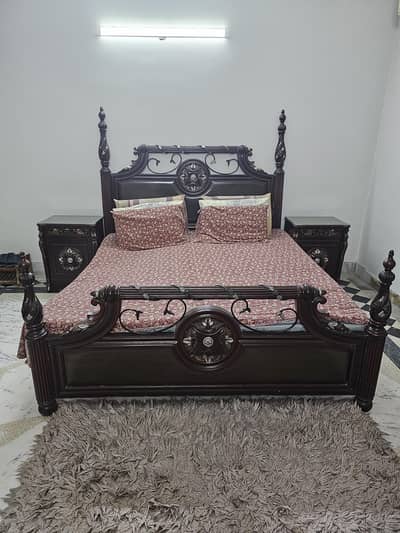 Queen bed with 2 bedside tables and 1 dressing table