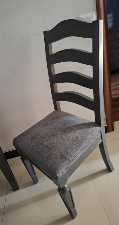 Round Table with 3 Chairs – Excellent Condition