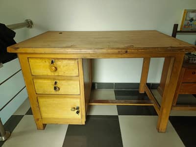 Used office and Computer Tables