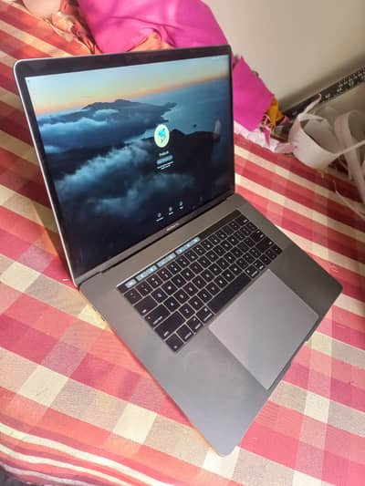 Macbook pro 2016 15 inch 16/512 core i7
