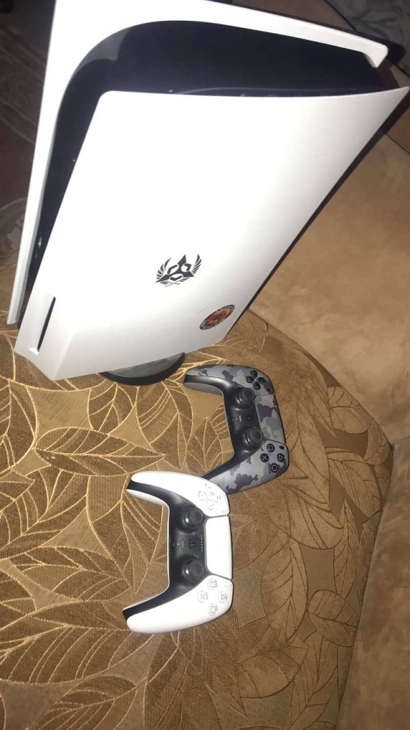 Ps5 with 2 controllers 3