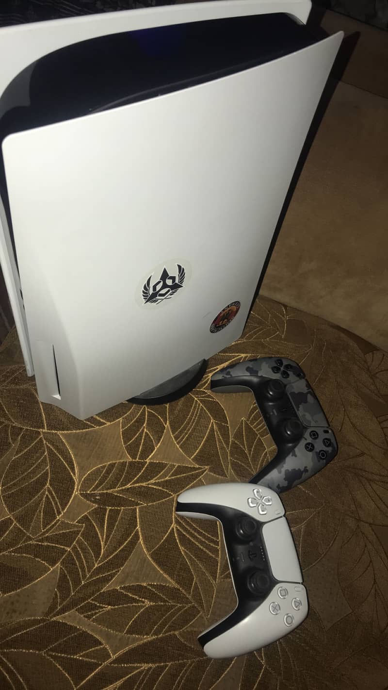 Ps5 with 2 controllers 7