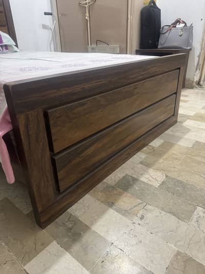 Single bed 4’x6’-6” with side table.