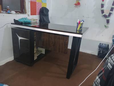 L office table