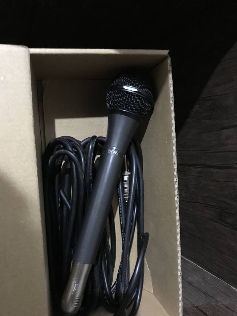 Microphone 0
