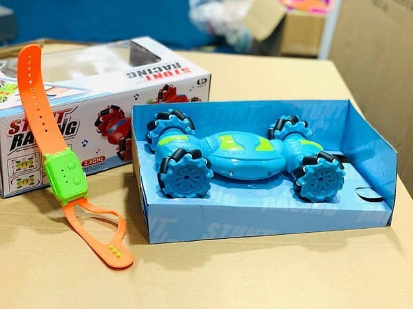 Hand Gesture Remote Control CAR Hand Sensor RC Stunt Car Double Sided Rotating Off-road Remote Control 4Wd 2.4Ghz Radio Gesture Sensing Twisting Car Induction Rotating Car Toy with Light & Music