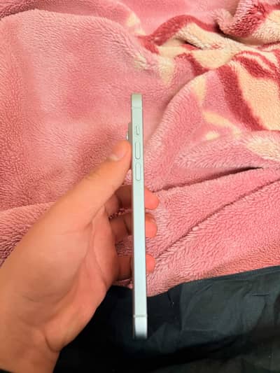 iPhone 15 plus all okah just back crack 98% battery health