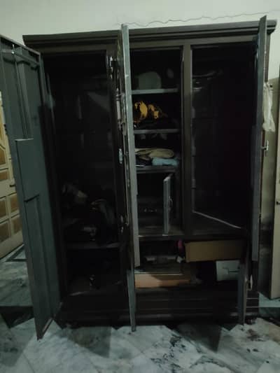 almari hai ache condition hai