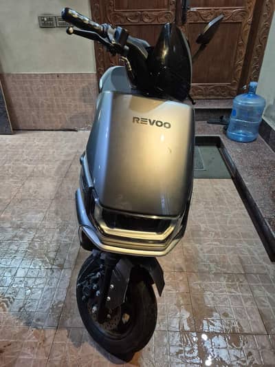 Revoo Electric Scooty