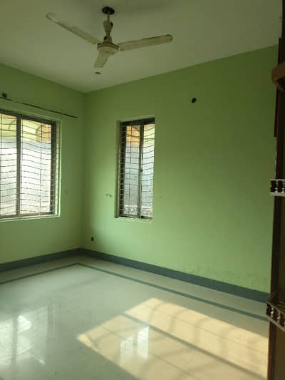 2Kanal Separate Gate Portion Available For Rent