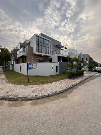 Corner 1 Kanal Near Bee Park Modern Villa For Sale