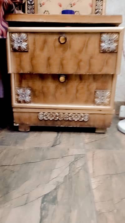 6 ft bed with side table and dresing table