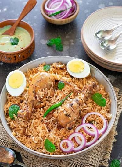 mughy paulao biryani and samosa roll k liya karigar ki zarorart ha