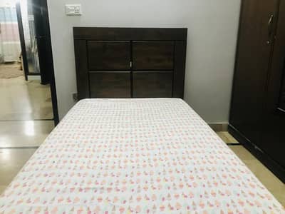 Wooden Single bed with new mattress (7 yrs of warranty)