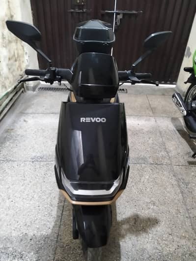 Revoo Scooty