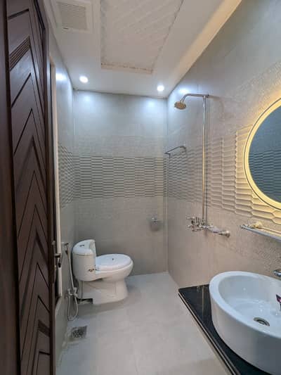 10 MARLA LOWER PORTION AVAILABLE FOR RENT MILITARY ACCOUNT'S SOCIETY COLLEGE ROAD LAHORE