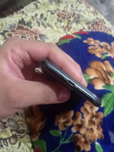 iphone xr 64 gb back change unit ki side pr black shade ha halka sa