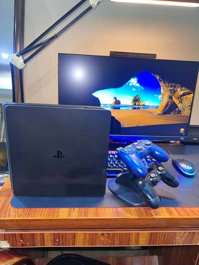 PlayStation 4 Slim 500 GB - Soundless Condition 10/10 2 Controllers