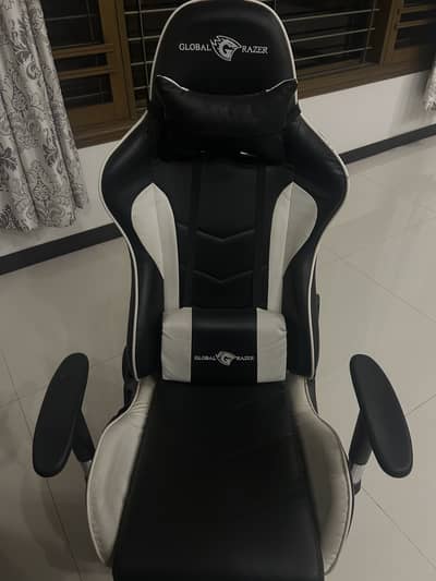 Gaming chair global razer black and white