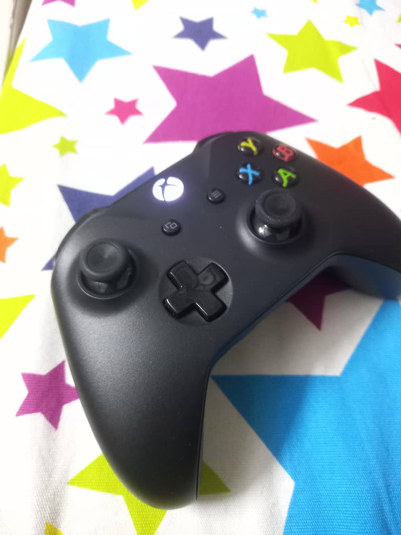 Xbox series/s controller.  [MICROSOFT] 1