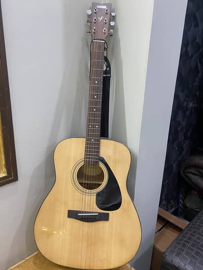 YAMAHA F310 jumbo size guitar