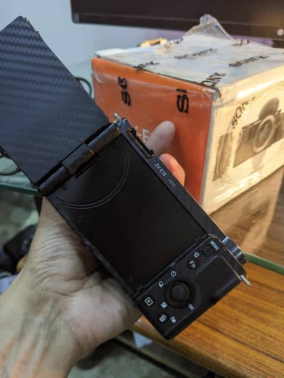 Sony ZV-E10 Body Only – Perfect 10/10 Condition – Box + Charger