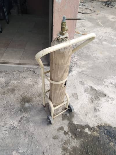 Oxygen cylinder with kit and stand in very Good condition