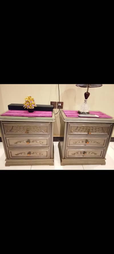 King size bedset without cupboard made up of Punjabs sheesham wood.