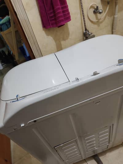 Haier twin tub washing machine, Capacity 8kg in immaculate condition
