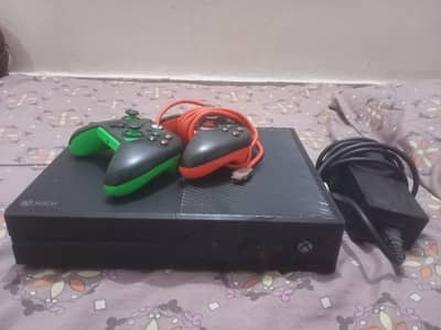 Xbox one (jailbreak). 1 TB. 2 controler. 10/12 games installed