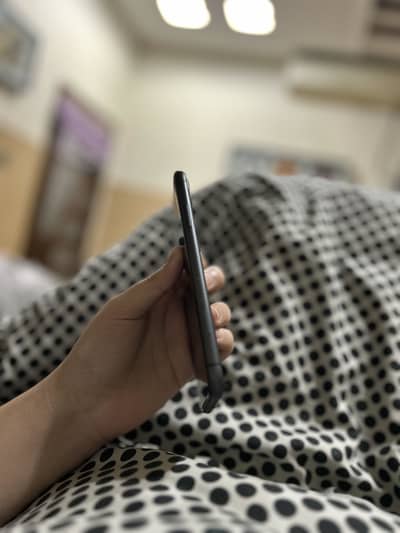 Iphone 11 factory unlock 4 months sim time 64gb 92% back break just