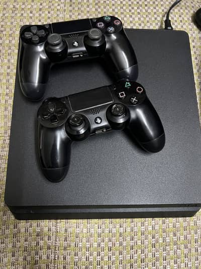 Ps4 1Tb with 2 controllers