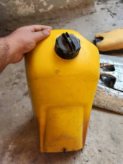 Suzuki RM 125 motocross dirt trail fuel tank